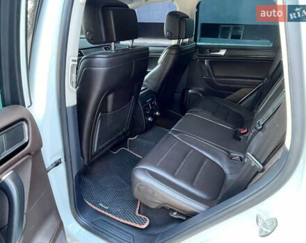 Белый Фольксваген Туарег, объемом двигателя 2.97 л и пробегом 237 тыс. км за 28500 $, фото 44 на Automoto.ua