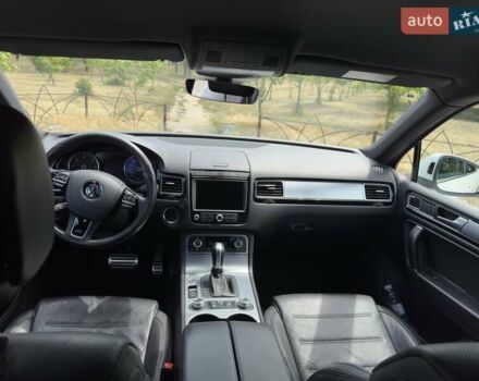 Белый Фольксваген Туарег, объемом двигателя 2.97 л и пробегом 185 тыс. км за 33500 $, фото 10 на Automoto.ua