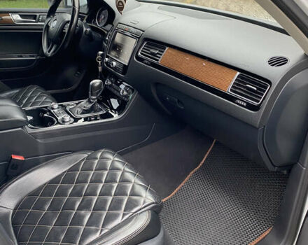 Білий Фольксваген Туарег, об'ємом двигуна 3 л та пробігом 215 тис. км за 28999 $, фото 4 на Automoto.ua