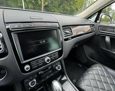 Белый Фольксваген Туарег, объемом двигателя 3 л и пробегом 110 тыс. км за 22000 $, фото 13 на Automoto.ua