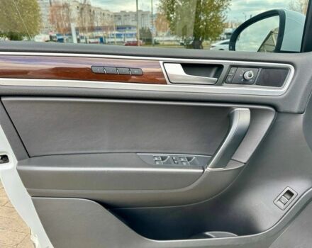 Білий Фольксваген Туарег, об'ємом двигуна 3 л та пробігом 180 тис. км за 29500 $, фото 16 на Automoto.ua