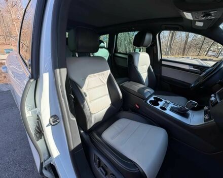 Білий Фольксваген Туарег, об'ємом двигуна 3 л та пробігом 57 тис. км за 8000 $, фото 10 на Automoto.ua