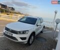 Белый Фольксваген Туарег, объемом двигателя 3 л и пробегом 230 тыс. км за 21800 $, фото 1 на Automoto.ua