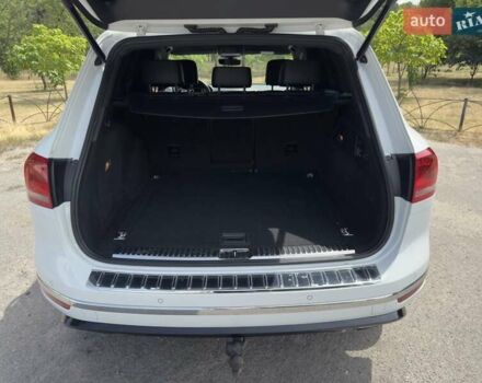 Белый Фольксваген Туарег, объемом двигателя 2.97 л и пробегом 185 тыс. км за 33500 $, фото 1 на Automoto.ua