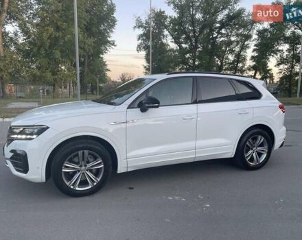 Белый Фольксваген Туарег, объемом двигателя 2.97 л и пробегом 165 тыс. км за 46500 $, фото 7 на Automoto.ua