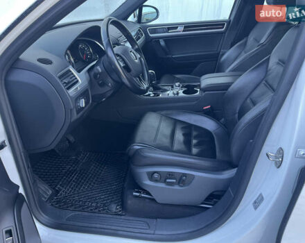 Белый Фольксваген Туарег, объемом двигателя 2.97 л и пробегом 127 тыс. км за 35800 $, фото 16 на Automoto.ua