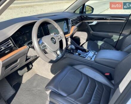 Белый Фольксваген Туарег, объемом двигателя 2.97 л и пробегом 252 тыс. км за 47000 $, фото 16 на Automoto.ua