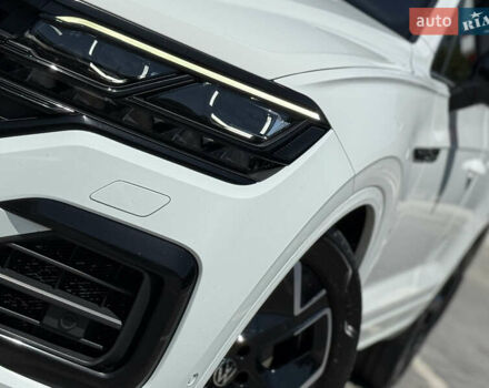 Белый Фольксваген Туарег, объемом двигателя 2.97 л и пробегом 199 тыс. км за 46200 $, фото 2 на Automoto.ua