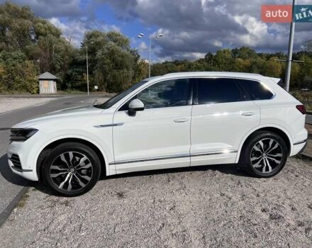 Белый Фольксваген Туарег, объемом двигателя 2.97 л и пробегом 252 тыс. км за 47000 $, фото 3 на Automoto.ua