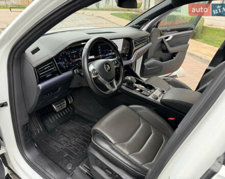 Білий Фольксваген Туарег, об'ємом двигуна 3 л та пробігом 151 тис. км за 45700 $, фото 17 на Automoto.ua