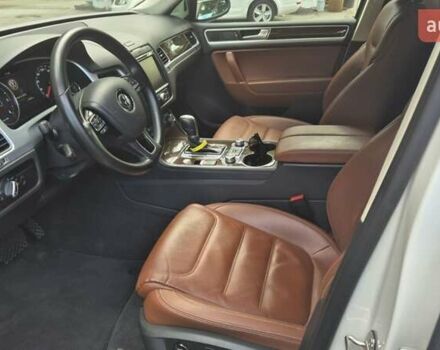 Білий Фольксваген Туарег, об'ємом двигуна 2.97 л та пробігом 246 тис. км за 25600 $, фото 1 на Automoto.ua