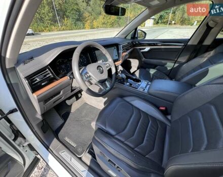 Белый Фольксваген Туарег, объемом двигателя 2.97 л и пробегом 252 тыс. км за 47000 $, фото 17 на Automoto.ua