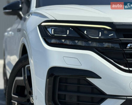 Белый Фольксваген Туарег, объемом двигателя 2.97 л и пробегом 199 тыс. км за 46200 $, фото 10 на Automoto.ua