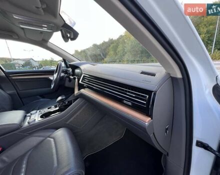 Белый Фольксваген Туарег, объемом двигателя 2.97 л и пробегом 252 тыс. км за 47000 $, фото 29 на Automoto.ua