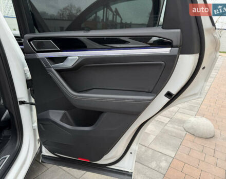 Білий Фольксваген Туарег, об'ємом двигуна 3 л та пробігом 151 тис. км за 45700 $, фото 24 на Automoto.ua