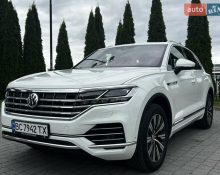Белый Фольксваген Туарег, объемом двигателя 2.97 л и пробегом 129 тыс. км за 44900 $, фото 2 на Automoto.ua