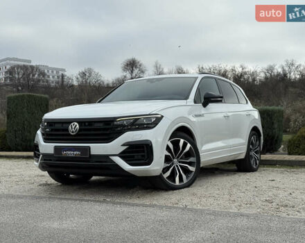 Белый Фольксваген Туарег, объемом двигателя 2.97 л и пробегом 166 тыс. км за 47999 $, фото 3 на Automoto.ua