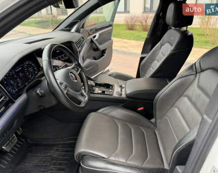 Білий Фольксваген Туарег, об'ємом двигуна 3 л та пробігом 151 тис. км за 45700 $, фото 18 на Automoto.ua