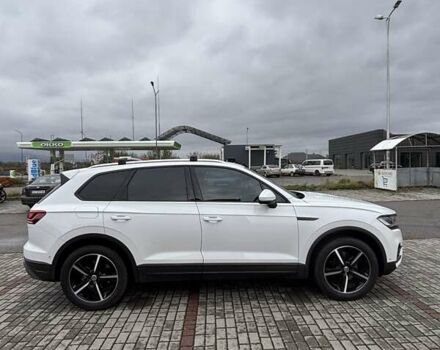 Белый Фольксваген Туарег, объемом двигателя 2.97 л и пробегом 210 тыс. км за 42000 $, фото 2 на Automoto.ua