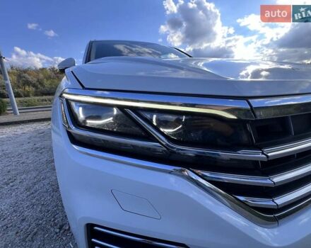 Белый Фольксваген Туарег, объемом двигателя 2.97 л и пробегом 252 тыс. км за 47000 $, фото 43 на Automoto.ua