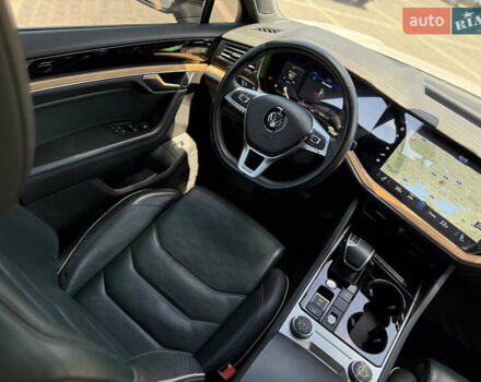 Белый Фольксваген Туарег, объемом двигателя 2.97 л и пробегом 199 тыс. км за 46200 $, фото 27 на Automoto.ua