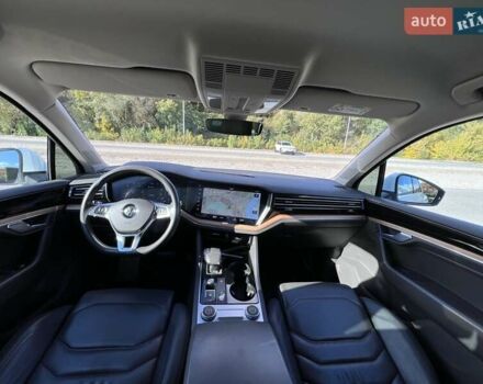 Белый Фольксваген Туарег, объемом двигателя 2.97 л и пробегом 252 тыс. км за 47000 $, фото 23 на Automoto.ua