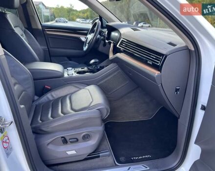 Белый Фольксваген Туарег, объемом двигателя 2.97 л и пробегом 252 тыс. км за 47000 $, фото 28 на Automoto.ua