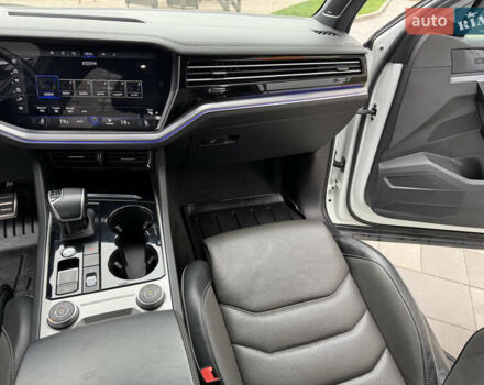 Білий Фольксваген Туарег, об'ємом двигуна 3 л та пробігом 151 тис. км за 45700 $, фото 33 на Automoto.ua