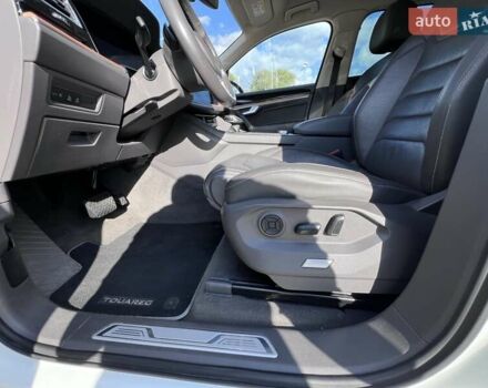 Белый Фольксваген Туарег, объемом двигателя 2.97 л и пробегом 252 тыс. км за 47000 $, фото 18 на Automoto.ua