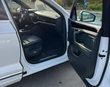 Белый Фольксваген Туарег, объемом двигателя 2.97 л и пробегом 250 тыс. км за 39800 $, фото 22 на Automoto.ua