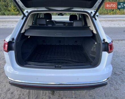 Белый Фольксваген Туарег, объемом двигателя 2.97 л и пробегом 252 тыс. км за 47000 $, фото 35 на Automoto.ua