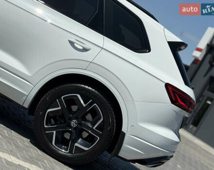 Белый Фольксваген Туарег, объемом двигателя 2.97 л и пробегом 199 тыс. км за 46200 $, фото 13 на Automoto.ua