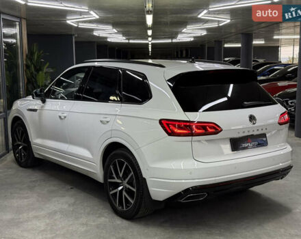 Білий Фольксваген Туарег, об'ємом двигуна 2.97 л та пробігом 146 тис. км за 51900 $, фото 9 на Automoto.ua