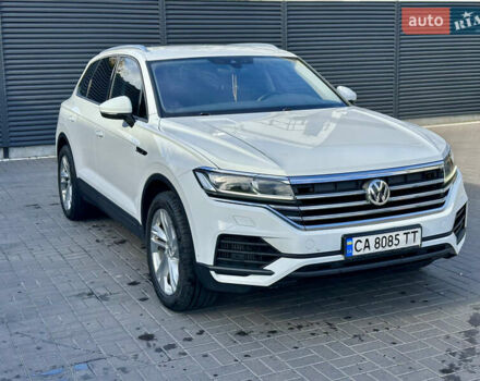 Белый Фольксваген Туарег, объемом двигателя 3 л и пробегом 135 тыс. км за 38000 $, фото 1 на Automoto.ua