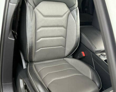 Белый Фольксваген Туарег, объемом двигателя 3 л и пробегом 156 тыс. км за 45999 $, фото 93 на Automoto.ua