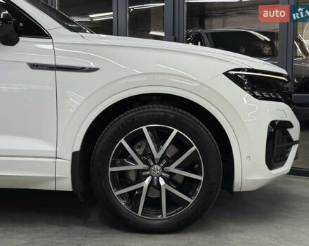 Білий Фольксваген Туарег, об'ємом двигуна 2.97 л та пробігом 146 тис. км за 51900 $, фото 4 на Automoto.ua