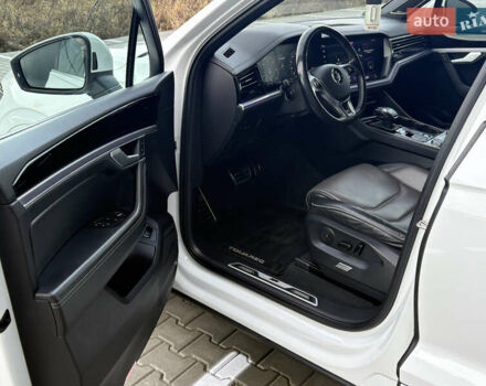 Белый Фольксваген Туарег, объемом двигателя 3 л и пробегом 156 тыс. км за 45999 $, фото 48 на Automoto.ua