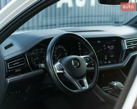 Белый Фольксваген Туарег, объемом двигателя 2.97 л и пробегом 263 тыс. км за 45500 $, фото 20 на Automoto.ua