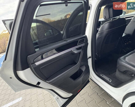 Белый Фольксваген Туарег, объемом двигателя 3 л и пробегом 156 тыс. км за 45999 $, фото 79 на Automoto.ua