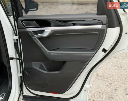 Білий Фольксваген Туарег, об'ємом двигуна 2.97 л та пробігом 91 тис. км за 56999 $, фото 29 на Automoto.ua