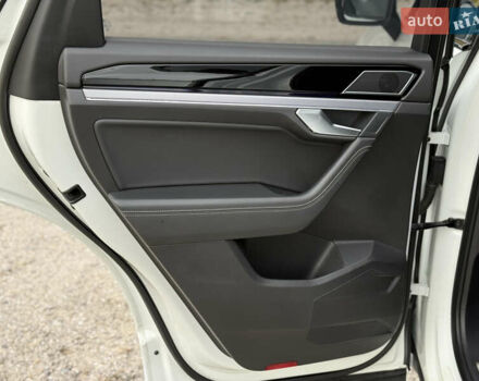 Білий Фольксваген Туарег, об'ємом двигуна 2.97 л та пробігом 91 тис. км за 56999 $, фото 24 на Automoto.ua