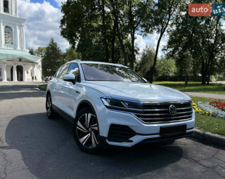 Білий Фольксваген Туарег, об'ємом двигуна 3 л та пробігом 213 тис. км за 39300 $, фото 1 на Automoto.ua
