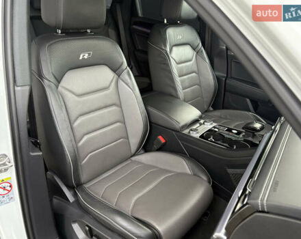 Белый Фольксваген Туарег, объемом двигателя 3 л и пробегом 156 тыс. км за 45999 $, фото 97 на Automoto.ua