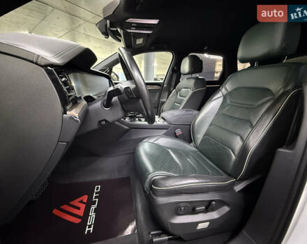 Білий Фольксваген Туарег, об'ємом двигуна 2.97 л та пробігом 146 тис. км за 51900 $, фото 18 на Automoto.ua