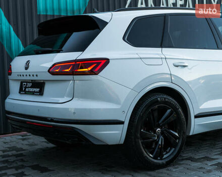Белый Фольксваген Туарег, объемом двигателя 2.97 л и пробегом 263 тыс. км за 45500 $, фото 14 на Automoto.ua