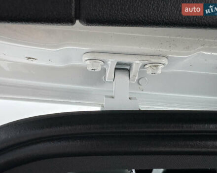 Белый Фольксваген Туарег, объемом двигателя 3 л и пробегом 156 тыс. км за 45999 $, фото 116 на Automoto.ua