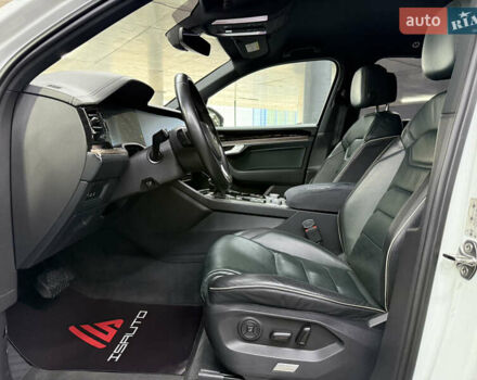 Білий Фольксваген Туарег, об'ємом двигуна 2.97 л та пробігом 146 тис. км за 51900 $, фото 20 на Automoto.ua