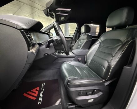 Білий Фольксваген Туарег, об'ємом двигуна 3 л та пробігом 146 тис. км за 50900 $, фото 16 на Automoto.ua