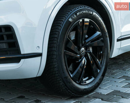 Белый Фольксваген Туарег, объемом двигателя 2.97 л и пробегом 263 тыс. км за 45500 $, фото 18 на Automoto.ua