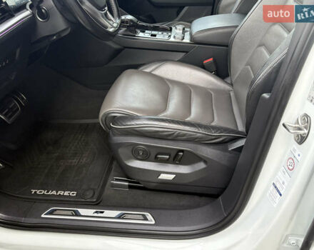 Белый Фольксваген Туарег, объемом двигателя 3 л и пробегом 156 тыс. км за 45999 $, фото 74 на Automoto.ua